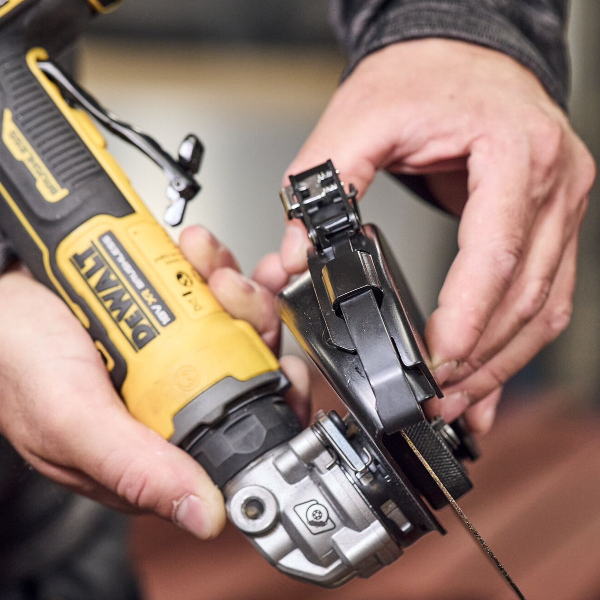 DeWalt DCG404S2T-QW Brushless Γωνιακός Τρόχος Μπαταρίας 125mm 18V Li-Ion Με 2 Μπαταρ.3.5Ah - Βαλίτσα T-STAK
