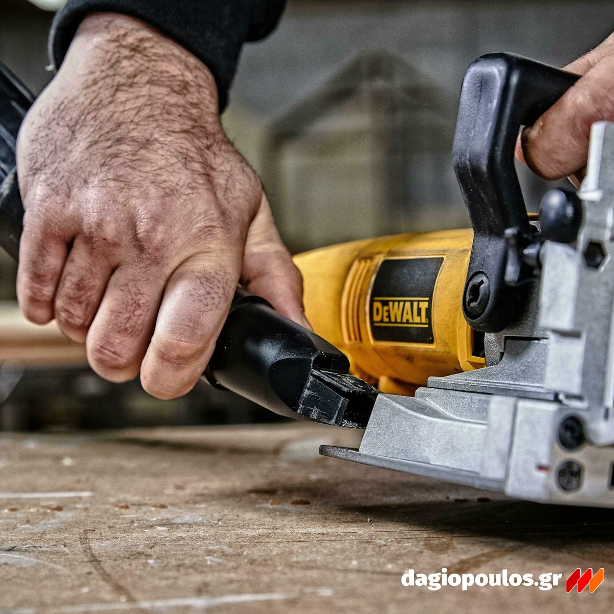 DeWalt DW682K-QS Ηλεκτρική Φρεζοκαβιλιέρα 600W