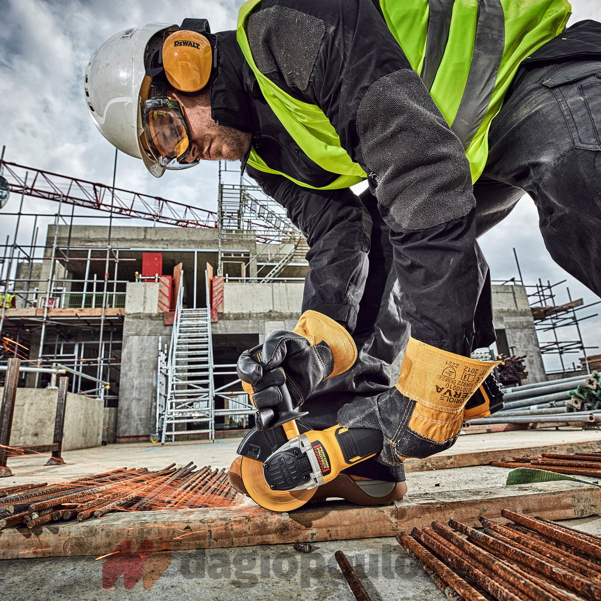 DeWalt DCK422P3T-QW Συλλογή Πνευματικό Πιστολέτο, Παλμικό Κατσαβίδι, Γωνιακός Τροχός, Κρουστικό Δραπανοκατσάβιδο 18V Li-Ion Με 3 Μπατ.5.0Ah XR - Φορτιστή - 2 Βαλίτσες T-Stak